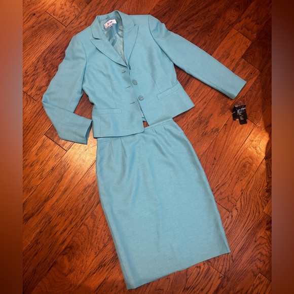Le Suit Soft Blue Women's Blazer and Skirt Set Aqua in color size 6 NWT - Picture 1 of 2